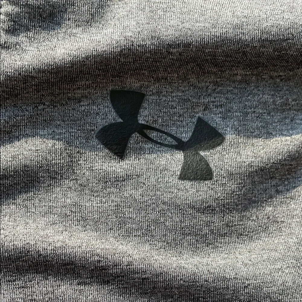 Under Armour Women's Heather Charcoal Grey Long Sleeve HeatGear Tee - Picture 5 of 5